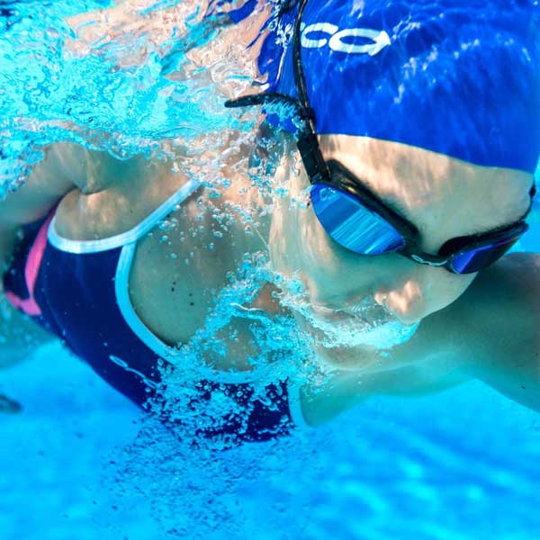 Serbest stilde, hızlı ve yüksek tempoda yüzmek